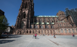 La cathédrale de Strasbourg et la place du Château. (Illustration)