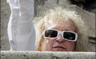 Plus de 600.000 personnes se sont réunies samedi sur le champ de Mars pour écouter le "concert de la fraternité" de Michel Polnareff, auquel assiste le président Nicolas Sarkozy, à l'initiative de cette fête géante et gratuite.