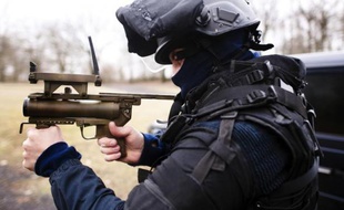 Un membre du GIGN à l'entraînement le 10 janvier 2011 à Etampes près de Paris