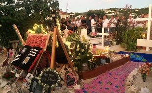 Des fans devant la tombe de Johnny Hallyday, le 5 décembre 2018 à Saint-Barthélemy