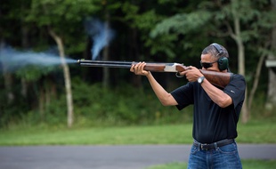 Barack Obama s'entraîne au tir à la carabine, en 2013.