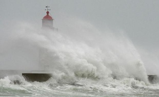 L'exceptionnelle série de tempêtes qui a balayé le nord-ouest de la France depuis l'automne a eu de nombreuses conséquences, que ce soit sur la pêche, l'agriculture, le littoral ou la faune marine, dont le bilan n'est pour l'heure que partiel.
