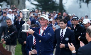 L'Américain Webb Simpson a remporté le premier tournoi du Grand Chelem de sa carrière en s'adjugeant la 112e édition de l'US Open de golf, dimanche à San Francisco (Californie).
