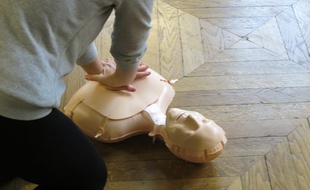La Croix-Rouge française recrute des bénévoles mobilisables en urgence qui seront formés au gestes de secours.