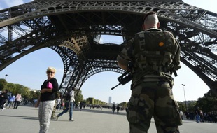 Un soldat sous la Tour Eiffel dans le cadre du plan vigipirate à Paris.