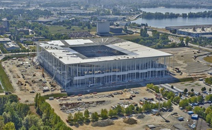 Le Nouveau stade Bordeaux vu du ciel, avec le Lac en arrière-plan.