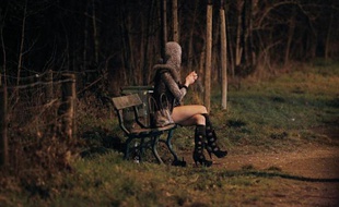 Une prostituée attend des clients dans le Bois de Boulogne le 2 mars 2012 à Paris