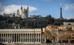 Illustration de la ville de Lyon (Rhône), et Notre-Dame de Fourvière, le 2 décembre 2013