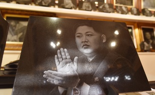 Un portrait de Kim Jong-un par un artiste chinois exposé sur un marché de Pékin.