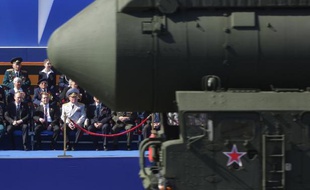 Un missile balistique intercontinental Topol lors d'un défilé militaire sur la Place Rouge le 9 mai 2013