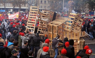 Les manifestants breton anti écotaxe se sont rassemblés devant la préfecture à Quimper samedi 2 novembre 2013.