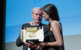 Alain Delon reçoit une palme d'or d'honneur des mains de sa fille Anouchka