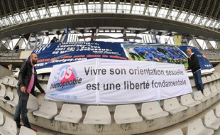 Des militants du Paris Foot Gay déploient une banderole contre l'homophobie lors d'un match de gala au stade Charléty, en 2009.