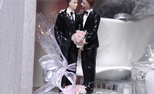 Figurines symbolisant le mariagepour tous au salon du mariage à Strasbourg, le 6 janvier 2013.