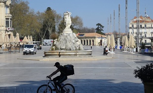 Un cycliste à Montpellier, en plein confinement, le 18 mars 2020.