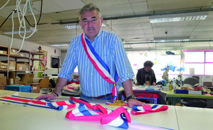 Les écharpes de maires conçues à l’Atelier Le Mée sont vendues 50 euros pièce