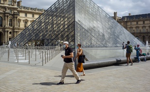 La fréquentation du Louvre a chuté de 75% en juillet.