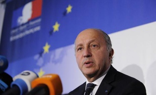 Le ministre des Affaires étrangères, Laurent Fabuis, a "démenti formellement" dimanche auprès de l'AFP une "rumeur, relayée par Libération" dans son édition datée de lundi lui "attribuant un compte en Suisse", ajoutant qu'il engageait des poursuites judiciaires.