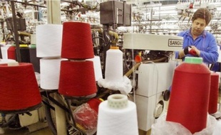 Une usine de chaussettes Olympia,à Romilly-sur-Seine (Aube).