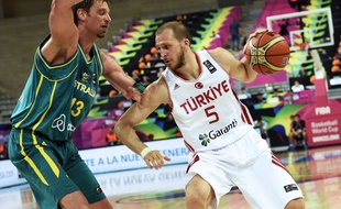Le pivot australien David Andersen (à g.) contre la Turquie lors des 8es de finale de la Coupe du monde 2014.