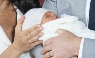Le nom complet du fils de Meghan Markle et du prince Harry, né lundi et présenté mercredi au public, est « Archie Harrison Mountbatten-Windsor ».