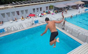 La piscine de plein air des Dervallières (et ses plongeoirs).