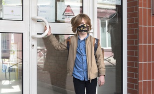 Illustration d'un enfant retournant a l'école.
Montrouge, FRANCE-02/05/2020
