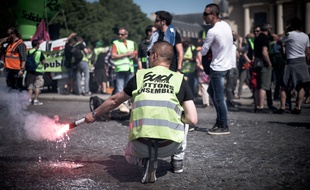 Des grévistes de la SNCF, le 7 mai à Paris.