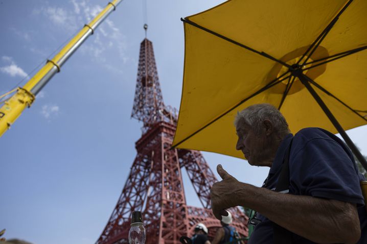 Jean-Claude Fassler assis devant la réplique de la tour Eiffel. Une copie de la tour Eiffel est en construction en Alsace depuis huit ans. Mardi, les éléments de la tour rouge ont été assemblés.