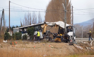 La carcasse du bus accidenté à Millas, vendredi 15 décembre.
