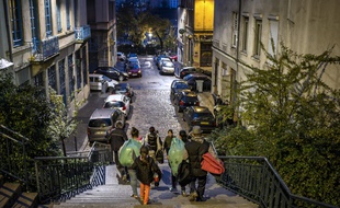 Des enfants à la rue avec leurs familles aidés par le collectifs Jamais sans toit à Lyon. Illustration.