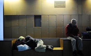 "Près de 15.000 places" d'hébergement des SDF seront mobilisables cet hiver en cas de grand froid et, nouveauté, des "médecins retraités réservistes" pourront appuyer les associations, a annoncé mercredi le secrétaire d'Etat au Logement, Benoist Apparu.