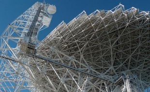 Le "Green Bank Telescope", photographié le 29 octobre 2014, à Green Bank (Virginie-Occidentale), radiotélescope qui traque les signaux venus de l'espace