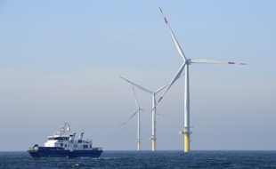 Eoliennes maritimes en mer du Nord au large de l'Allemagne.