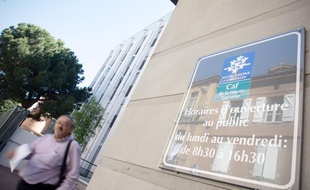 Devant une antenne de la Caisse des allocations familiales (CAF) à Toulouse.