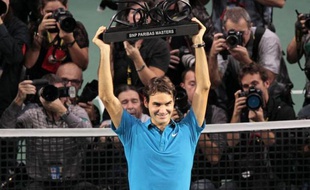Sacré à Roland-Garros il y a deux ans, Roger Federer s'est imposé pour la première fois dans le deuxième tournoi parisien, dimanche à Bercy, où il a reçu une ovation monstre du public malgré sa victoire en deux sets 6-1, 7-6 sur le héros national, Jo-Wilfried Tsonga.