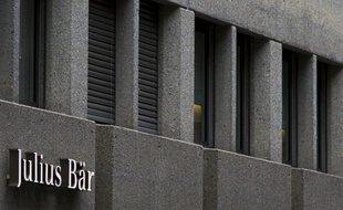 Les Etats-Unis pourraient mettre en examen cinq banques suisses si le parlement suisse venait à rejeter la Lex USA, qui doit régler le conflit fiscal avec les Etats-Unis, selon des informations publiées dimanche par le Schweiz am Sonntag.