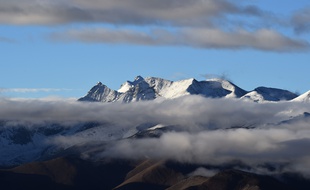 Des montagnes de la chaîne de l'Himalaya.