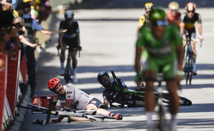 Mark Cavendish au sol après sa violente chute provoquée par Peter Sagn sur le Tour de France 2017.