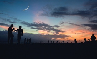 Illustration d'un groupe de personnes en plein air au couchant, avec la lune dans le ciel