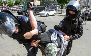 Des policiers arrêtent un militant de droite lors de la Gay pride à Kiev le 6 juin 2015