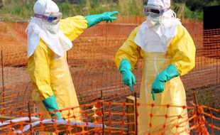 Des médecins en tenues de protection pour s'occuper des cas de fièvre Ebola dans le sud de la Guinée, le 31 mars 2014