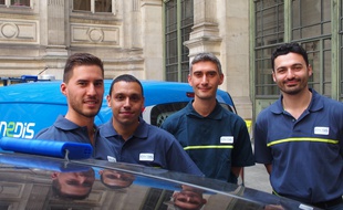 Paris, le 22 mai 2017. Loïc, Alexandre, Eric et Philippe, des agents du groupe Enedis, conduisent des voitures électriques dotées de capteurs mobiles de pollution de l'air, des petits boîtiers bleu posés sur le toit.