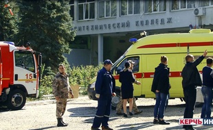 Les services de secours devant le lycée technique où la fusillade a eu lieu en Crimée.
