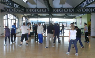 Cours de hip-hop à l'école Dans la rue la danse.