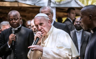 Le pape François dans un camp de déplacés à Bangui, le 29 novembre 2015