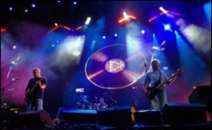 Syd Barrett, fondateur du groupe de rock psychédélique britannique Pink Floyd, est décédé à l'âge de 60 ans, a annoncé mardi une porte-parole du groupe.