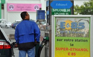 Un homme se sert en carburant vert Superéthanol E85 à une station service de Bordeaux, le 20 août 2008.