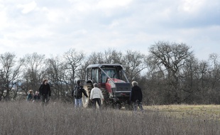 Des opposants du collectif Non à Val Tolasa s'opposent au défrichage d'un terrain.