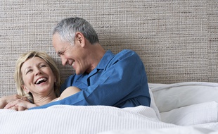 Les quinquas et plus en quête d'amour peuvent tenter de le trouver sur des applis de rencontres qui leur sont consacrées, mais aussi sur les applis classiques.